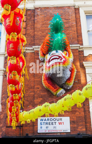 L'Angleterre, Londres, Soho, Chinatown, Wardour Street, Lion Chinois sur la façade de l'immeuble Banque D'Images