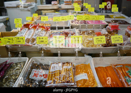 La rue Commerçante Nakamise aux touristes boutique souvenir à la Senso-ji, le souvenir célèbre à Tokyo. Banque D'Images