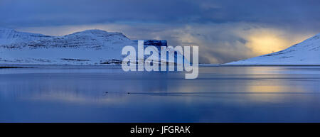 L'Islande, fjords de l'ouest, paysage d'hiver dans le Dyrafjördur Pingeyri fermer Banque D'Images