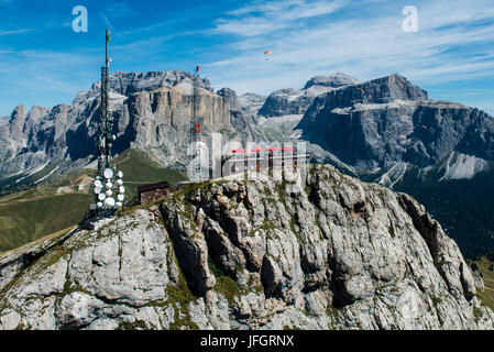 Col Rodella, wall bars, terrasse, vue sur les Dolomites, le Rifugio Col Rodella, Ferrata Col Rodella, Groupe du Sella, mât, de parapente, photo aérienne, de hautes montagnes, le Trentin, Italie Banque D'Images