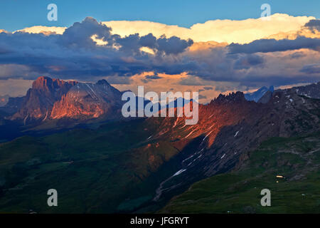 L'Italie, région Trentin Tyrol du Sud, Bolzano, les Dolomites, l'Alpe di Siusi, vue sur l'alpage Seiser alp sur Langkofel, Plattkofel et dents de cheval Banque D'Images