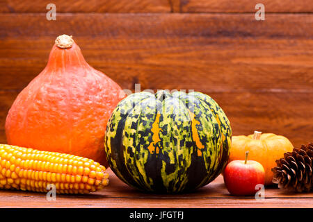 L'automne, les citrouilles comme décoration sur bois Banque D'Images