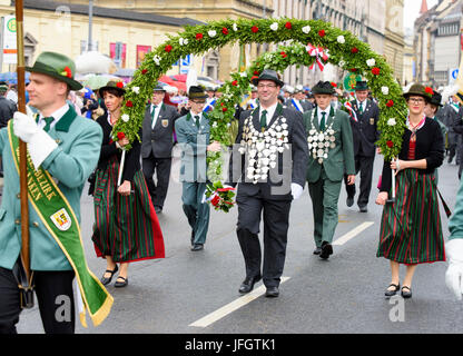 En 2015, l'Oktoberfest avec costumes traditionnels et la protection procession, costumes traditionnels et de clubs de protection de la Bavière et de l'étranger mars tout droit à travers le centre-ville de Theresienwiese, Banque D'Images