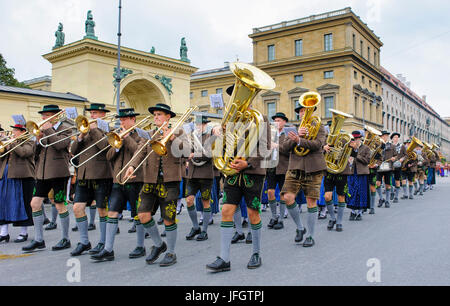 En 2015, l'Oktoberfest avec costumes traditionnels et la protection procession, costumes traditionnels et de clubs de protection de la Bavière et de l'étranger mars tout droit à travers le centre-ville de Theresienwiese, Banque D'Images