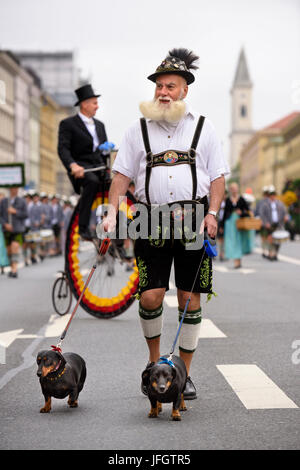 En 2015, l'Oktoberfest avec costumes traditionnels et la protection d'une procession, Urbayer avec deux teckels, Banque D'Images