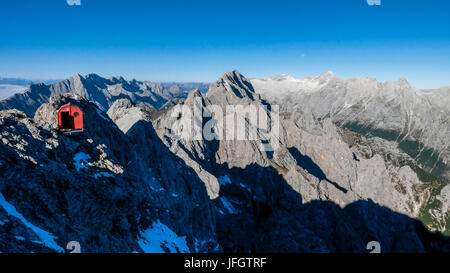 Bivouac fort et plage de Wetterstein avec Hochwanner et Zugspitze et Hochblassen Schüsselkarspitze, vue de gauche, sur le Hohe Wand avec montagnes Mieminger et Hochplattig Banque D'Images