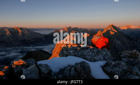 Les premiers rayons du soleil dans les montagnes de Wetterstein Mieminger et Plage, bivouac fort Schüsselkarspitze, vue à Hohe Munde et Hohe Wand et Hochplattig et Hochwanner Schneefernerkopf, et Banque D'Images