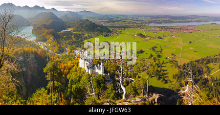 Paysage panoramique en Bavière avec château Neuschwanstein et ville de Füssen dans le Forggensee avec Hintegrund Banque D'Images