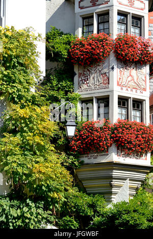 Meersburg dans le lac de Constance, couverts chambre avec fenêtre boîtes dans la Vieille Ville Banque D'Images