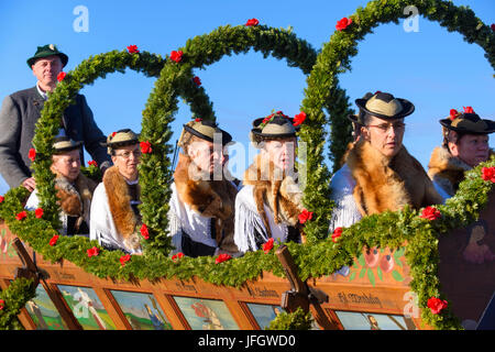 Leonhardifahrt à Murnau en l'honneur du saint, saint patron des chevaux, avec de nombreux chevaux et calèches décorées Banque D'Images