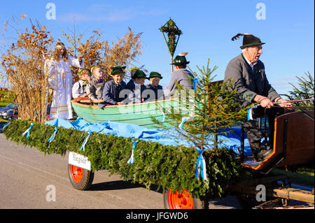 Leonhardifahrt à Murnau en l'honneur du saint, saint patron des chevaux, avec de nombreux chevaux et calèches décorées Banque D'Images