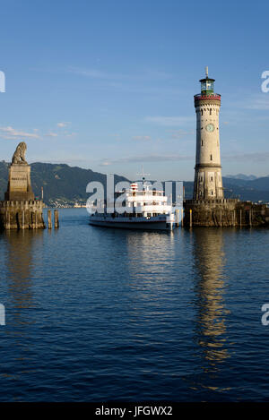 Lion et le phare à l'entrée du port, Lindau, Lac de Constance, Allemagne, Bavière Banque D'Images