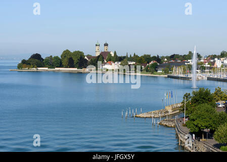 Voir l'église du château à lakeside et, Friedrichshafen, le lac de Constance, Baden-Wurttemberg, Allemagne Banque D'Images