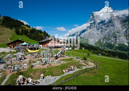 Maison de montagne dans le Bort ridge en face de Wetterhorn avec Grindelwald, vues aériennes, l'Oberland bernois, le canton de Berne, Suisse Banque D'Images