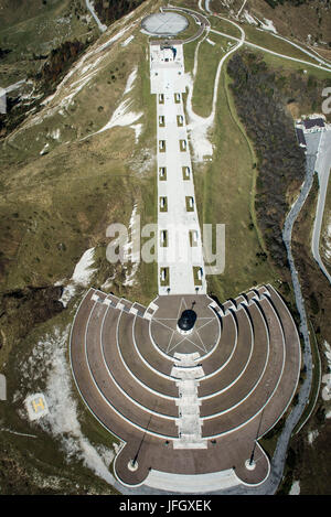 Monument à Monte Grappa, monument de la seconde guerre mondiale, automne, vues aériennes, Ventien, Italie Banque D'Images