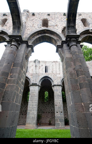 La ruine de l'église du cloître cistercien de Arnsburg, lumière, Hessen, Allemagne Banque D'Images