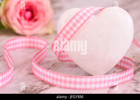 Rose et coeur pour Valentinstag, anniversaire et fête des Mères Banque D'Images