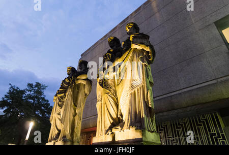 Statues antiques dans l'Kom (m) ödchen, quatre caryatides du sculpteur Albermann Wilhelm, en 1879-1881, personnifications de la musique, la peinture, la sculpture et l'architecture, crépuscule, Düsseldorf, Rhénanie du Nord-Westphalie, Allemagne Banque D'Images