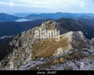 Voir d'Schöttelkopf Schöttelkarspitze sur fond, Soiern, Italia et le Lac de Starnberg et Walchensee et Jochberg et Benediktenwand Banque D'Images