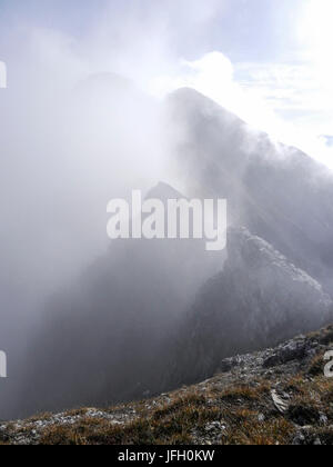 Voir d'Feldernkopf Lahnspitze sur Reißende, brouillard, nuages, lumière arrière, rock, tour à Soiern Banque D'Images