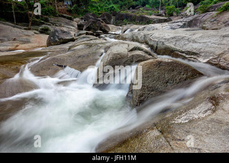 Rivière Lamtakong Parc national Khao Yai, Thaïlande Banque D'Images