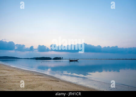 Lever de soleil sur la plage, la plage de Chaweng, île de Ko Samui, Thaïlande, Asie Banque D'Images