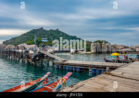 Bateaux colorés dans la jetée en bois, pont, île de Koh Nang Yuan, également Nangyuan, avec Koh Tao, le golf de Thaïlande, Thaïlande, Asie Banque D'Images