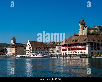 Vue sur le Rhin sur la promenade avec le restaurant bon cour et l'attachement de la forteresse Munot, Vieille Ville, Schaffhouse, canton de Schaffhouse, Suisse, Europe Banque D'Images