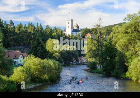 La Moldavie avec les canoéistes et château Rozmberk château rose (montagne), Tchéquie, Jihocesky kraj (région de Bohême du Sud), Rozmberk nad Vltavou (rose mountain) Banque D'Images