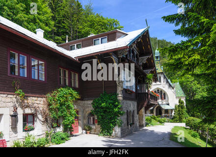 Cour paroissiale (à gauche) et l'église paroissiale de la sainte famille, l'Autriche, Basse Autriche, alpes viennois, Semmering Banque D'Images