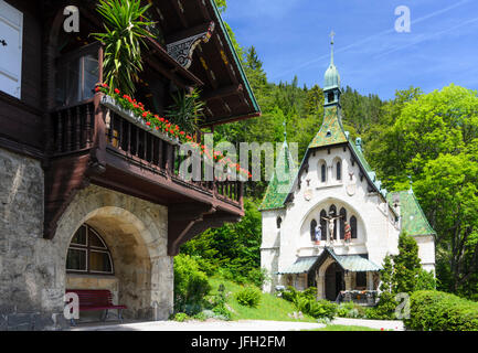 Cour paroissiale (à gauche) et l'église paroissiale de la sainte famille, l'Autriche, Basse Autriche, alpes viennois, Semmering Banque D'Images