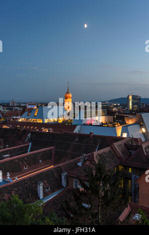 Vieille Ville avec l'église franciscaine et un événement culturel sur le toit de la department store Kastner & Öhlers, Autriche, Styrie, Graz, Graz région Banque D'Images