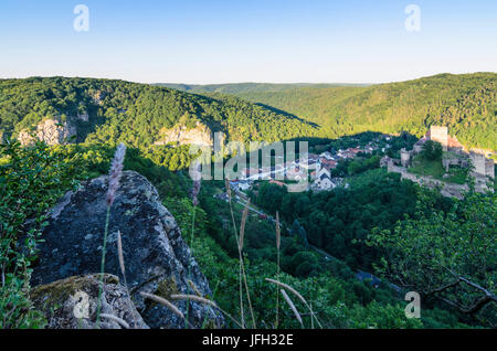 Vue de la ville et du château de Maxplateau sur Hardegg, la Thaya et parc national de l'Thayatal-Podyji, Autriche, Basse Autriche, vin trimestre, Hardegg Banque D'Images