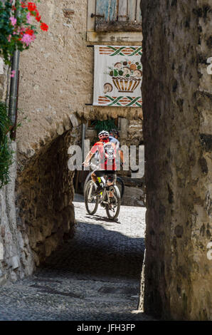 L'Italie près de San Lorenzo al Mare, Trentino Tyrol du Sud province de Trente (T) Canale di Tenno, cyclist Banque D'Images