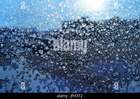 Motif de la glace et de la lumière du soleil sur la vitre d'hiver Banque D'Images