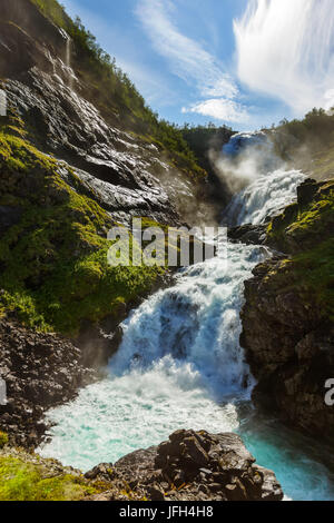 Cascade Kjosfossen géant dans Flam - Norvège Banque D'Images