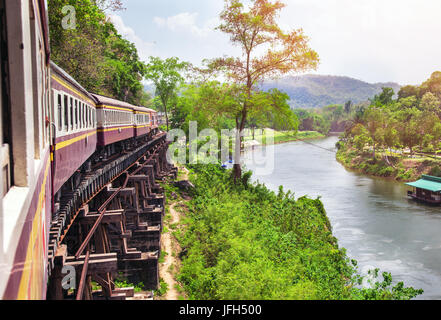 Train sur viaduc Wang Pho Banque D'Images