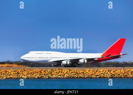 Jet d'air moderne à deux étages qui a décollé de la piste de l'aéroport international de Sydney sur une journée ensoleillée sous le ciel bleu clair. Banque D'Images