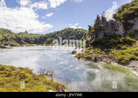 Lac volcanique à Waimangu Banque D'Images