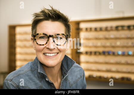 Femme dans un magasin de lunettes Banque D'Images