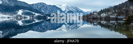 Hiver alpin panorama du lac (lac Grundlsee, Autriche). Banque D'Images