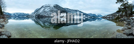 Hiver alpin panorama du lac Grundlsee (Autriche). Banque D'Images