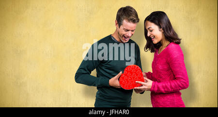 Libre de jeune couple avec cadeaux en forme de coeur Banque D'Images