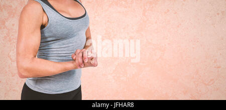 Image composite de la section intermédiaire de muscle woman flexing muscles Banque D'Images