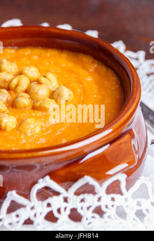 Soupe au potiron sur table en bois Banque D'Images