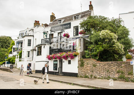 Le White Swan public house à Twickenham, London, UK Banque D'Images