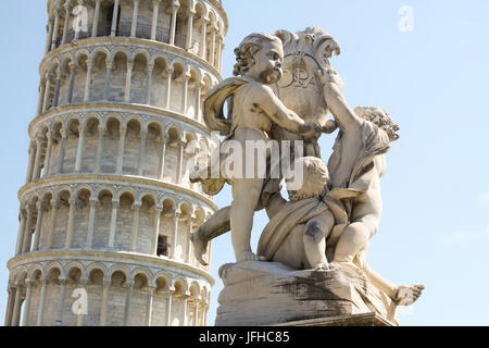 Détail de Fontana dei Putti (fontaine avec des anges) près de la tour penchée de Pise, Tuskany, Italie Banque D'Images