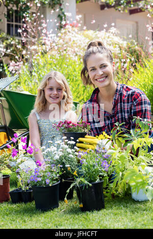 Portrait de Mère et fille gardening together in garden Banque D'Images