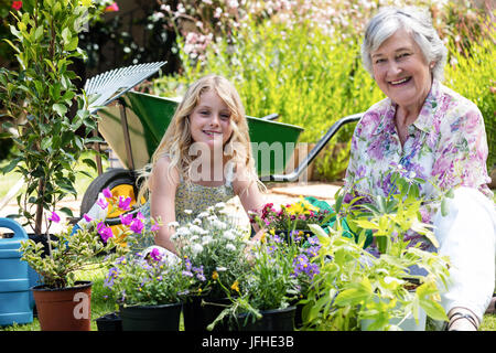 Portrait de grand-mère et petite-fille gardening together Banque D'Images