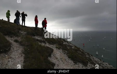 Les gens prennent des photos de la falaise, qui voient des centaines de bateaux à voile font leur chemin autour de l'île de Wight à proximité de l'aiguilles qu'ils prennent part à la course le Tour de l'île 2017. Banque D'Images